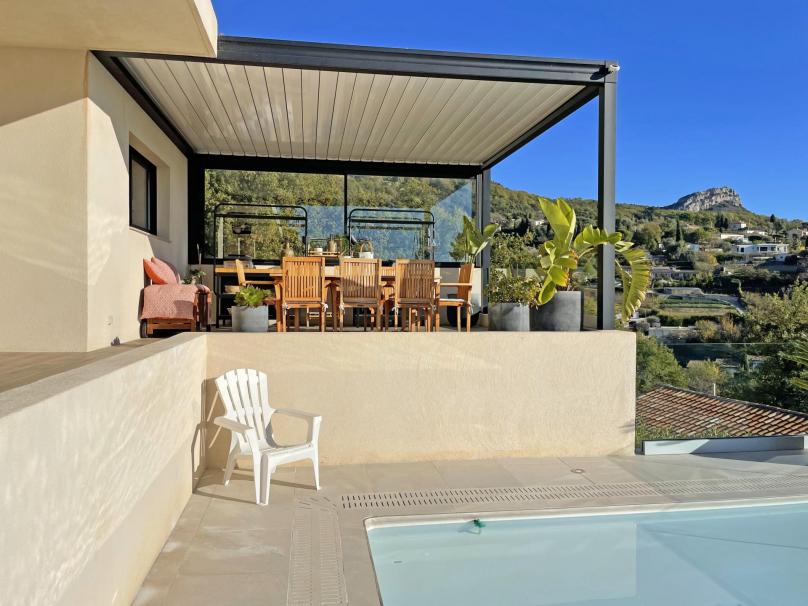 Vence Exklusivität – Zeitgenössische Villa mit Swimming Pool