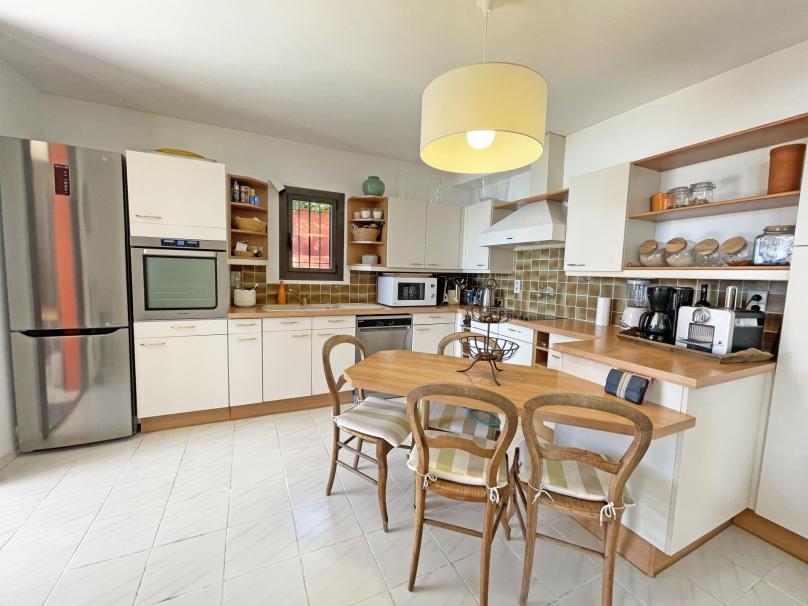 Contemporary villa of 220 ㎡ with pool and sea view