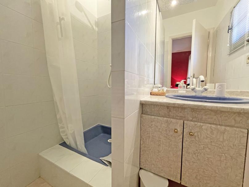 Contemporary villa of 220 ㎡ with pool and sea view