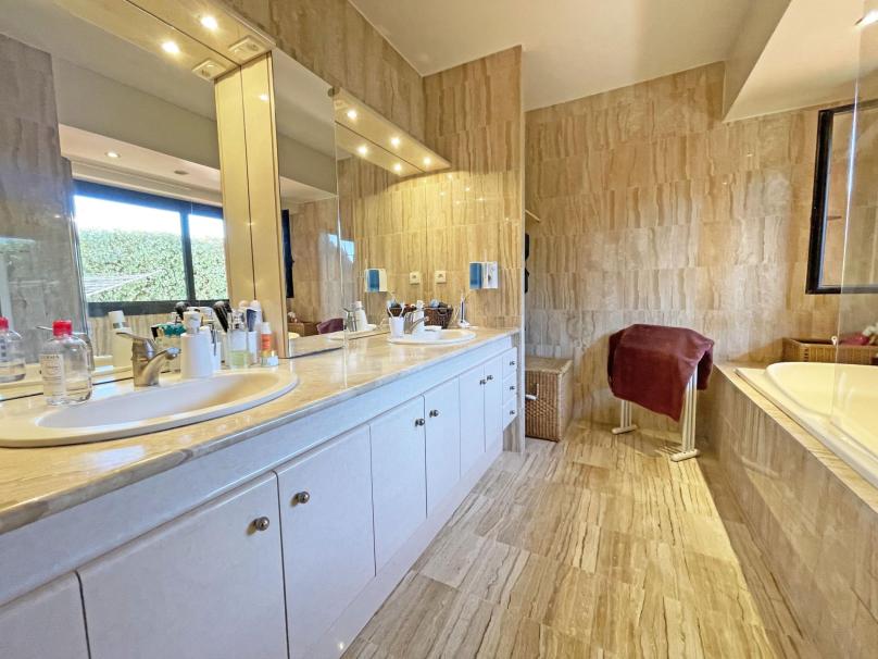 Contemporary villa of 220 ㎡ with pool and sea view