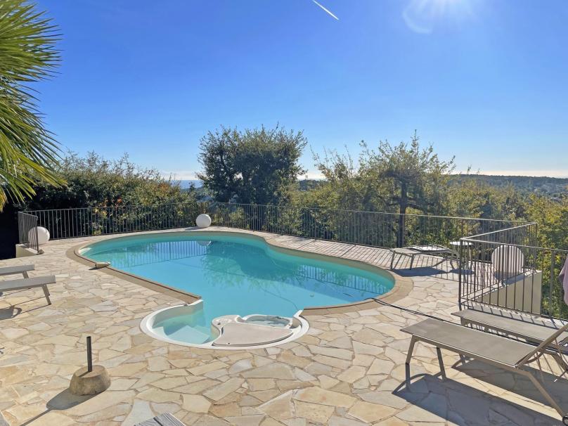 Moderne Villa von 220 ㎡ mit Pool und Meerblick