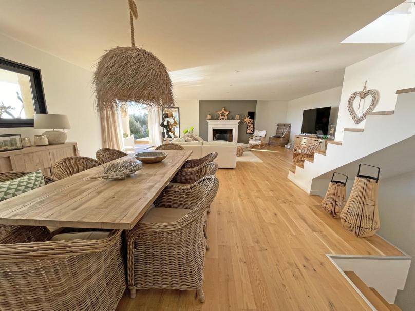 Vence Exklusivität – Zeitgenössische Villa mit Swimming Pool